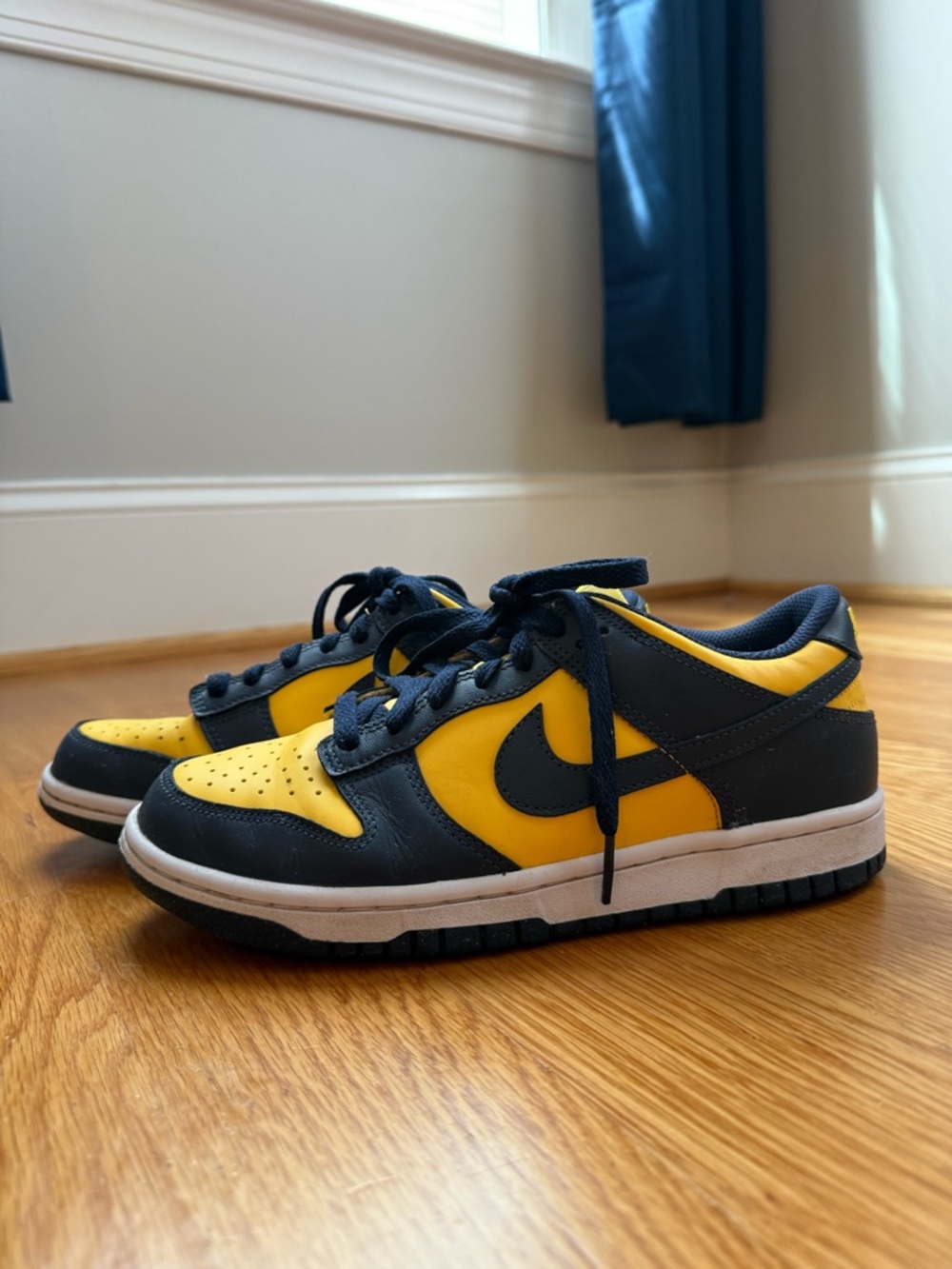 Nike Kids Low-Top Sneakers in Yellow & Black